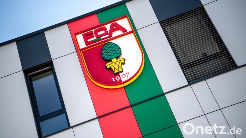 Bundesligist FC Augsburg zahlt wegen Unregelmäßigkeiten bei Gehaltsabrechnungen eine Geldbuße von einer halben Million Euro.  (Archivfoto) Bild: Matthias Balk/dpa