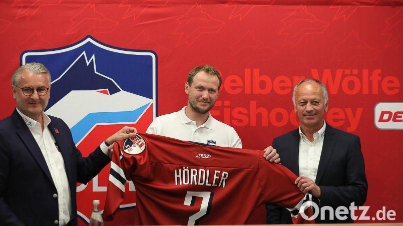 Frank Hördler (Mitte) beendet nach vielen Jahren für die Eisbären Berlin und die Selber Wölfe seine aktive Eishockey-Karriere. Bild: Pauline Manzke