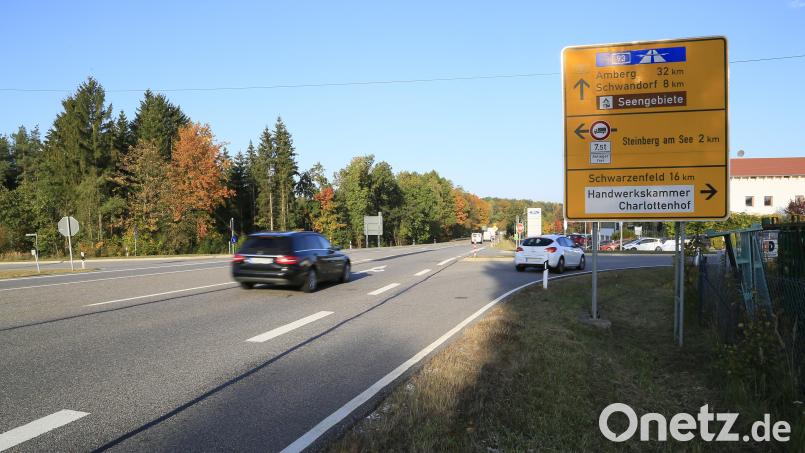Die Kreuzung der Bundesstraße 85 mit der Kreisstraße 9 zwischen Wackersdorf und Steinberg am See ist in Stoßzeiten ein Nadelöhr, außerdem gilt sie als gefährlich. Ihr Umbau ist nun beinahe abgeschlossen. Archivbild: Hösamer