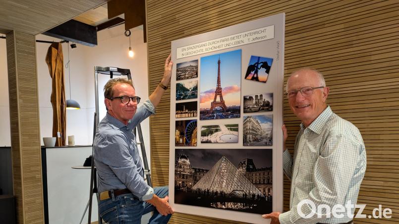 Der Fotoclub-Vorsitzender Dr. Hartmut Bombosch mit einer der Bildcollagen der Ausstellung &quot;Fotografische Zitate&quot;. Kunsthaus-Vorsitzender Wolfgang Horn (links) freut sich über die Bereicherung des Veranstaltungsprogramms an der Kunstgasse. Bild: Paul Zrenner
