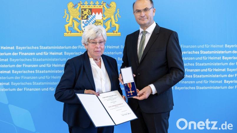 Helga Spies aus Amberg erhält das Verdienstkreuz. Bild: StMFH/Christian Blaschka