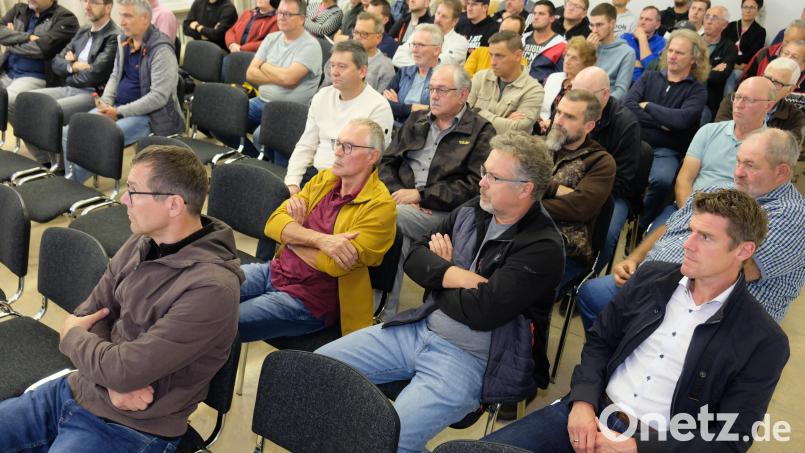 Das Versammlungsmotto &quot;Wärme für Alle - unsere Chance&quot; lockt zahlreiche Schlammersdorfer zum Informationsabend der Gemeinde über die Zukunft der Wärmeversorgung in das Bürgerhaus. Bild: do