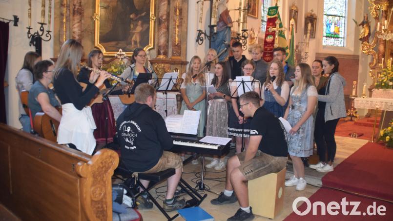 In mehreren Proben haben sich die Jugendlichen unter der Leitung von Rita Butz mit modernen Liedern auf ihren Gottesdienst vorbereitet. So sorgten sie für eine besonders festliche Note. Bild: swo