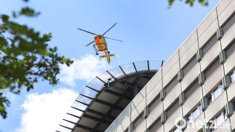 Bei dem Unfall kam ein Mann ums Leben, auch zwei Rettungshubschrauber waren im Einsatz. (Symbolbild) Bild: Karl-Josef Hildenbrand/dpa