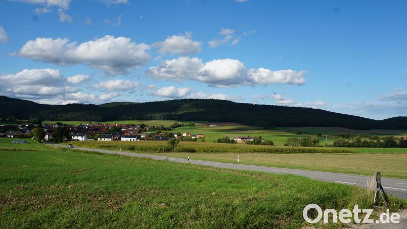 Der Höhenzug nordöstlich von Etsdorf wurde als möglicher Standort für Windräder vorgeschlagen. Der Gemeinderat von Schmidgaden äußerte in seiner letzten Sitzung seine Bedenken. Bild: nib