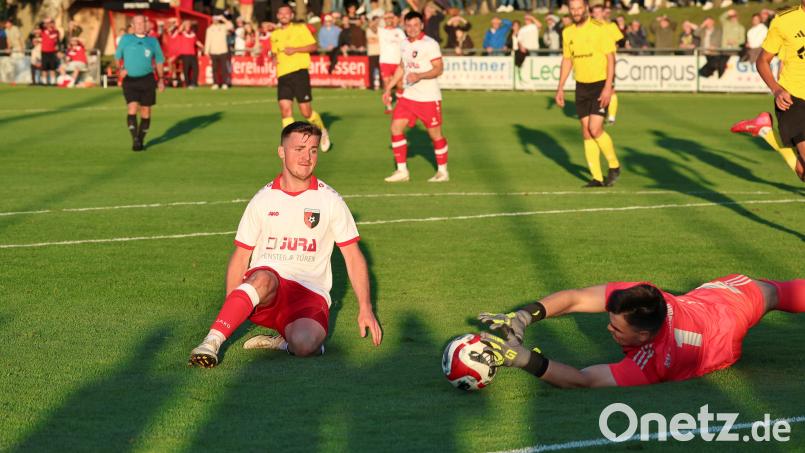 Dominik Hofmann, Torhüter der SV Grafenwöhr, pariert in dieser Szene einen Abschluss des Trabitzer Mittelfeldspielers Dominik Zawal. Bild: Dieter Jäschke