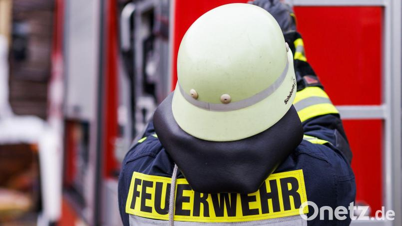 Feuerwehrleute evakuierten ein benachbartes Wohnhaus. (Symbolbild) Bild: Philipp von Ditfurth/dpa