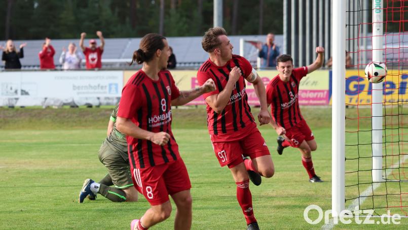 Allen Grund zum Jubeln hatten (von links) David Bezdicka, Nico Argauer und Spielertrainer Benjamin Urban beim späten 3:1-Erfolg über den ASV Burglengenfeld. Bild: Dieter Jäschke