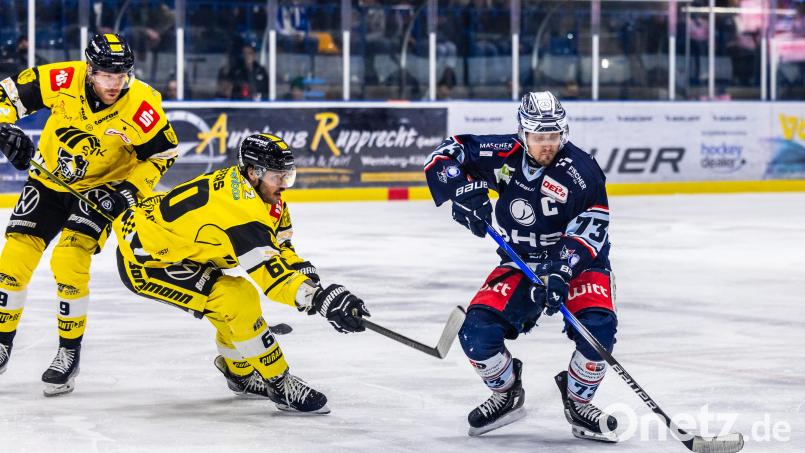Tomas Rubes (rechts) trägt bei den Blue Devils Weiden auch in der kommenden Saison das &quot;C&quot; für den Kapitän auf dem Trikot. Bild: Tobias Neubert