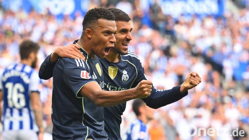 Stürmerstar Kylian Mbappé (l) war der Garant für den vierten Saisonsieg von Real Madrid. Bild: Miguel Oses/AP/dpa
