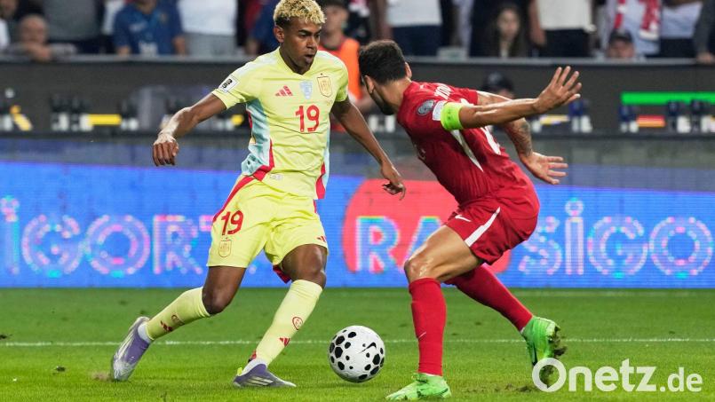 Lamine Yamal fehlt dem FC Barcelona nach seinen Länderspiel-Einsätzen für Spanien. Bild: Khalil Hamra/AP/dpa