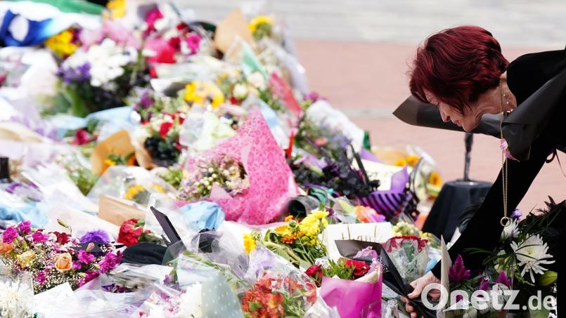 Sharon Osbourne legt zum Gedenken an ihren verstorbenen Mann Blumen in Birmingham nieder. (Archivbild) Bild: Jacob King/PA Wire/dpa