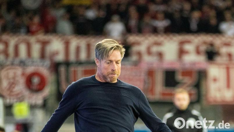 Manchmal wollte er selbst mitspielen: Jahn-Trainer Michael Wimmer verlor mit den Regensburgern auch gegen Rot-Weiss Essen. Bild: Sascha Janne