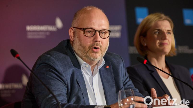Bezirksleiter Friedrich, hier neben Lürssen-Managerin Lena Ströbele, will Sicherheit für die Beschäftigten der NVL-Werften. (Archivbild) Bild: Georg Wendt/dpa