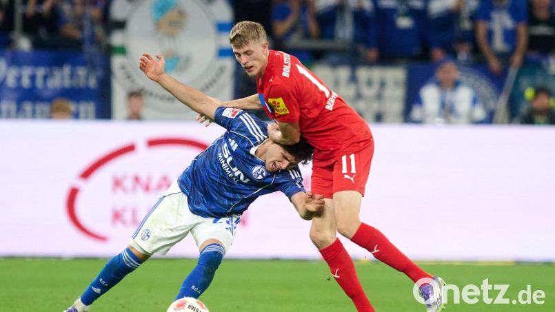 Alexander Bernhardsson (r) machte in einem engen Spiel mit seinem Tor den Unterschied. Bild: Bernd Thissen/dpa