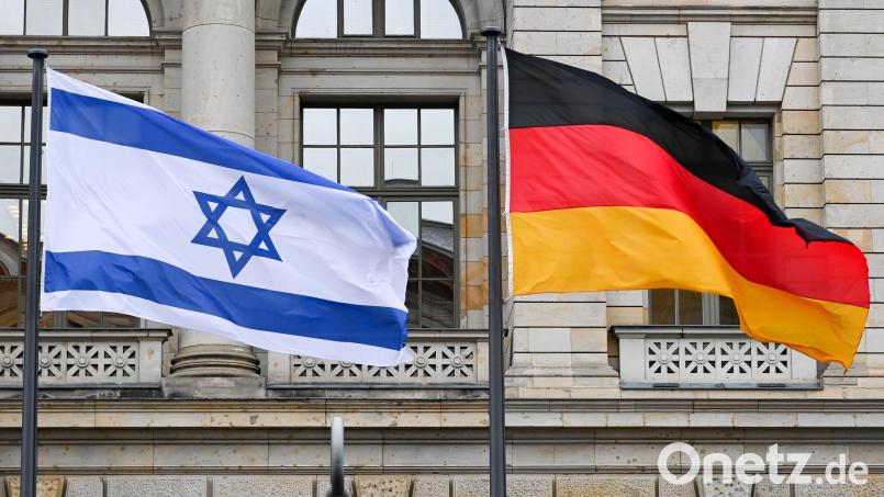 Etwa 500 Menschen setzten ein Zeichen gegen Judenhass, während rund 3600 für ein Ende des Gaza-Kriegs auf die Straße gingen. Symbolbild: Jens Kalaene/dpa-Zentralbild/dpa