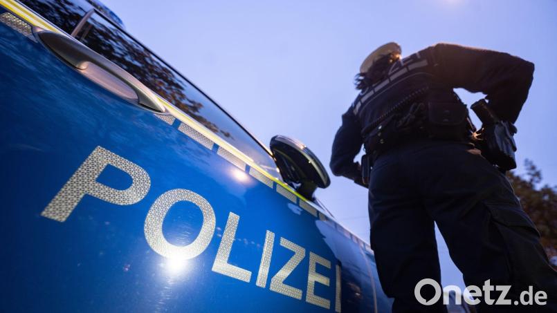 Polizeibeamte halten den Mofafahrer bei einer Verkehrskontrolle an. Symbolbild: Marijan Murat/dpa