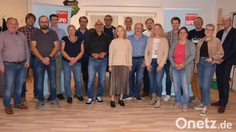 Mit einem einstimmigen Votum hat der SPD-Ortsverein Haselmühl-Kümmersbruck die Kandidaten für den Gemeinderat in Kümmersbruck nominiert. Dafür bedankten sich SPD-Kreisvorsitzender Michael Rischke und SPD Bürgermeisterkandidatin Lisa Hartinger (von rechts) ebenso wie Ortsvorsitzender Hans Hartinger (links). Bild: bö