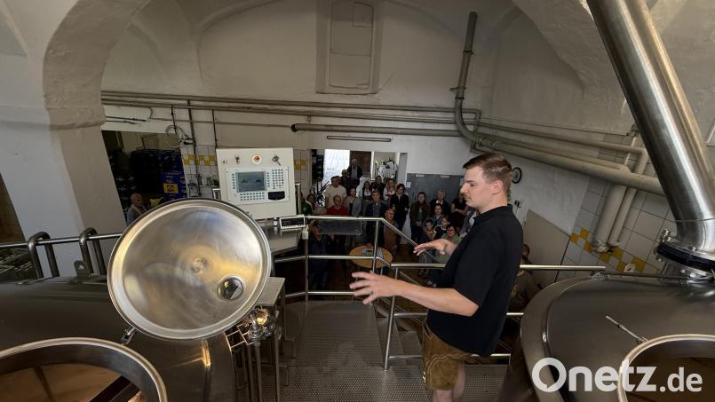 Max Märkl mit den Teilnehmern der Führung im Sudhaus der Brauerei Märkl. Bild: Ina Piehler