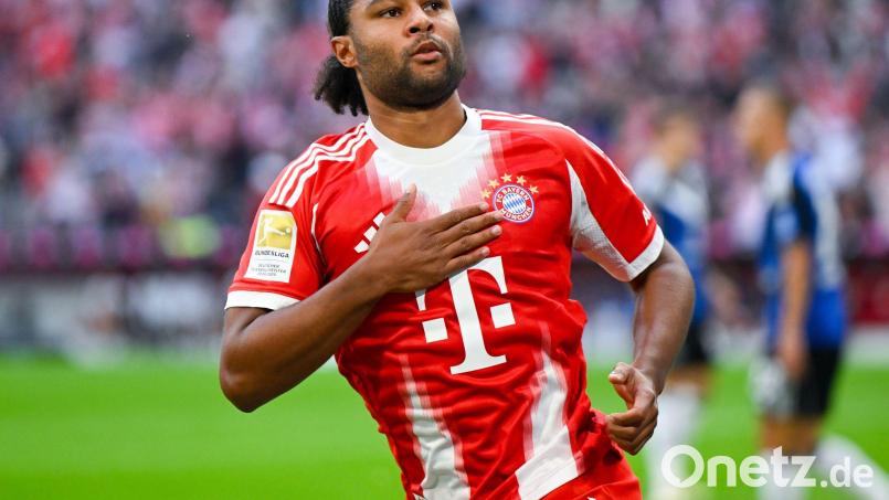 Serge Gnabry jubelt nach seinem Tor. Die Brust des Nationalspielers ist gerade breit. Bild: Sven Hoppe/dpa