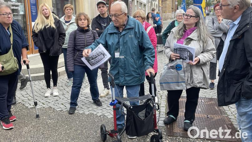 Dieter Dörner zeigt Ausschnitte aus nationalsozialistischen Zeitungen, um seinen Vortrag lebendig zu gestalten. Bild: Lukas Büchold