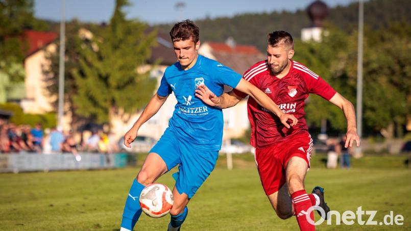 Lukas Weiß (links) und der SV Schwarzhofen gewannen beim BSC Regensburg mit 3:2. Archivbild: Guenter Uschold