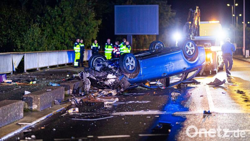 Der Autofahrer blieb offenbar unverletzt - gravierende Folgen hat der Unfall trotzdem. Bild: Moritz Frankenberg/dpa