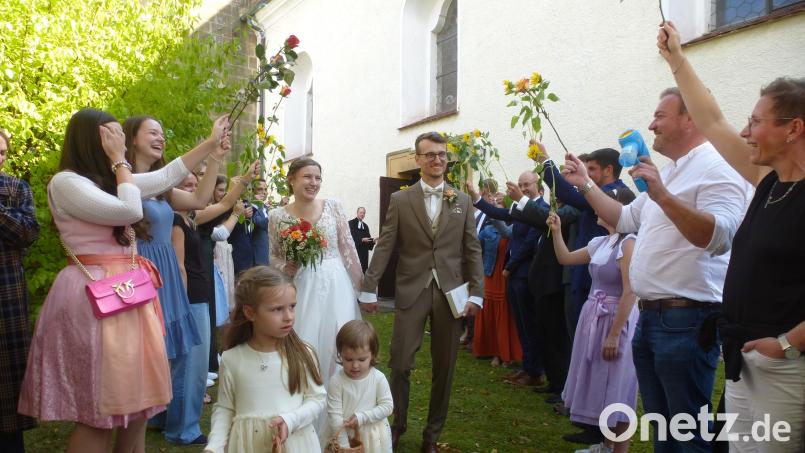 Michaela und Valerian durchschreiten mit den Nichten Emilia und Laura das lange Spalier der Thansüßer Kirwaleit und der Arbeitskollegen. Bild: bk