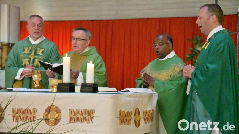 Pfarrer Eduard Kroher (Zweiter von links) beim Festgottesdienst anlässlich seiner Verabschiedung in den Ruhestand: Das Bild zeigt ihn zusammen mit Pfarrer Josef Irlbacher, Pfarrer Moses Gudapati und Dekan Thomas Helm (von links). Bild: sche