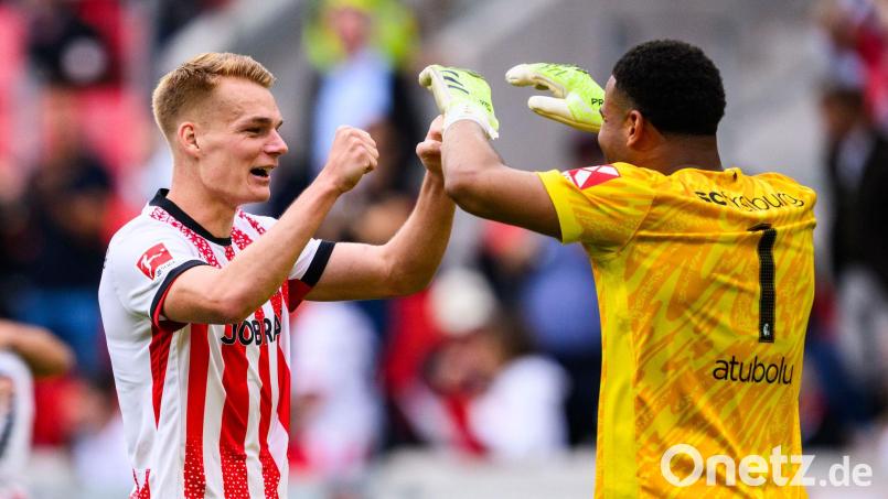 Mit dem SC Freiburg feierte Noah Atubolu (r.) am Samstag den ersten Saisonsieg. Bild: Tom Weller/dpa