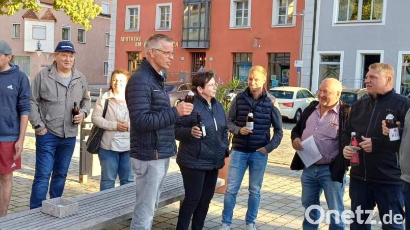 Rund 30 an Kommunalpolitik Interessierte trafen sich zum CSU-Feierabendseidl am Hirschen-Brunnen auf dem Marktplatz. Die CSU-Stadtratsmitglieder, allen voran der Fraktionsvorsitzende Martin Merkl (Zweiter von links) und Bürgermeister Hermann Falk (Fünfter von links), informierten über aktuelle Themen. Bild: u