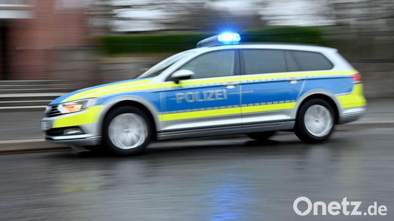 Die Polizei ertappt in Amberg einen 14-Jährigen, der ohne Führerschein einen Roller bewegte. Symbolbild: Carsten Rehder/dpa