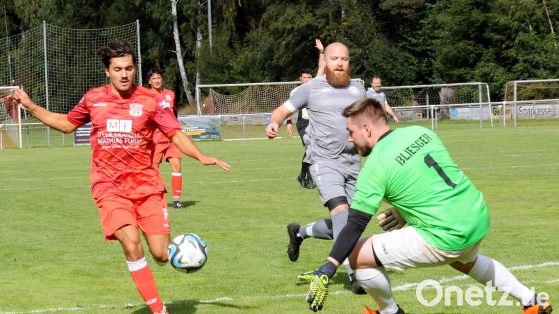 Der Waldershofer Maik Köstler (links) hat gegen Altenplos eine Tormöglichkeit. Altenplos-Keeper Louis Wiesner kann aber klären. Am Ende siegte der TSV Waldershof aber mit 5:0. Bild: heh