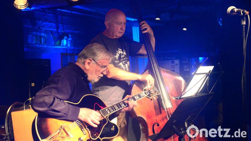 Jazz-Zirkel-Gründer und Gitarrist Alfred Hertrich spielt mit dem Weltklasse-Bassisten František &quot;Franta&quot; Uhlíř aus Prag, Bild: Kunz