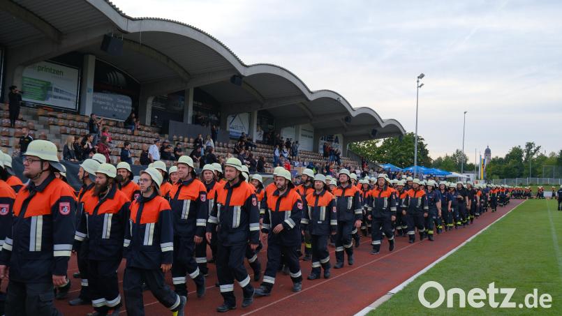 Feierlicher Auszug der Feuerwehren aus dem FC-Stadion in Amberg nach der Siegerehrung. Bild: gsp