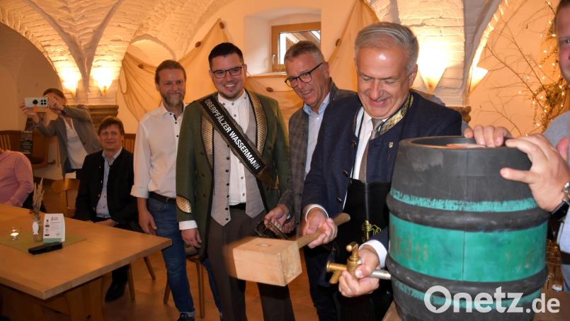 Landrat Roland Grillmeier zapfte das erste Fass des neuen Karpfentrunks an. Bild: ubb