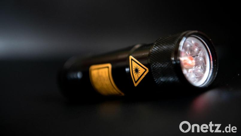 Beamte fanden den Laserpointer im Auto des Mannes. (Symbolbild) Bild: Fabian Strauch/dpa