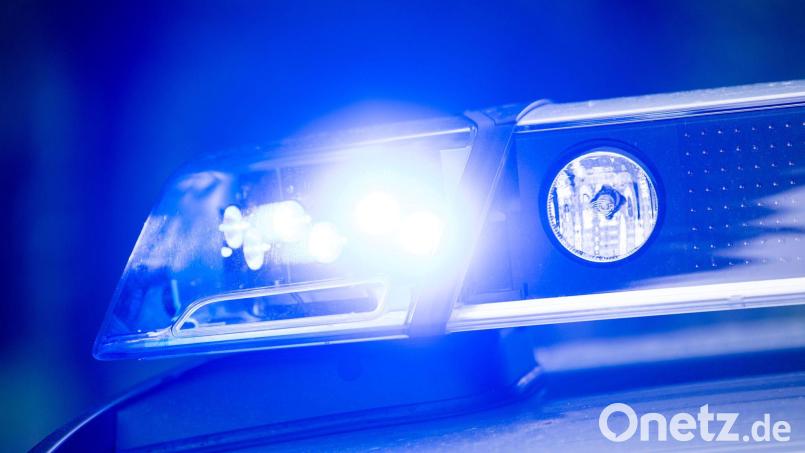 Weil ein Mann mit einer Waffe durch die Stadt lief, kommt nun eine Anzeige auf ihn zu. (Symbolbild) Bild: Lino Mirgeler/dpa