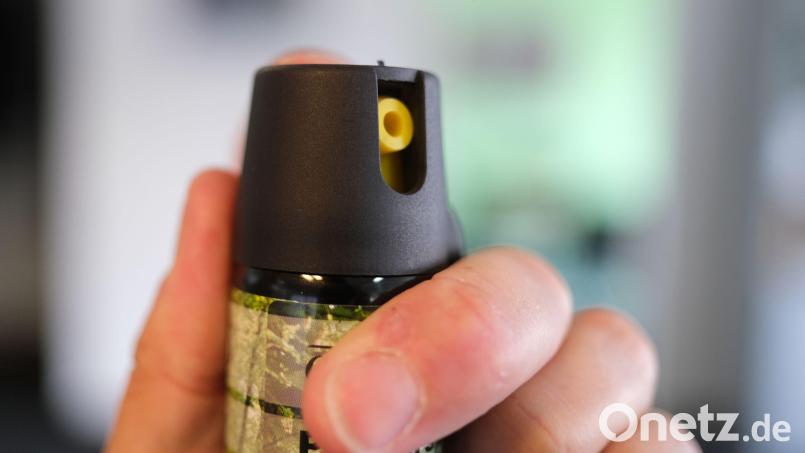 Nachdem ein Junge Pfefferspray in die Augen bekommen hatte, wurde er zur Untersuchung in ein Krankenhaus gebracht. (Symbolbild) Bild: Bernd Weißbrod/dpa