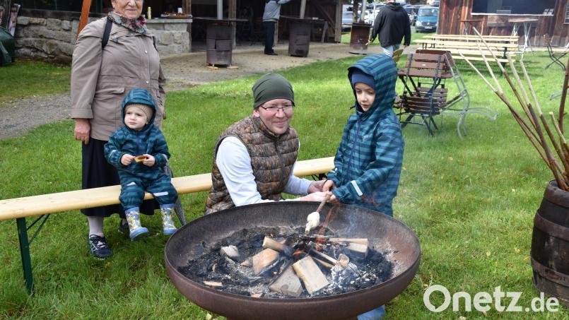 Die Familie aus Mitterteich mit Oma Nahide und Vater Manfred sowie den Kindern Dean (rechts) und Sammy (links) hatte ihren Spaß beim Stockbrot-Grillen. Bild: ubb
