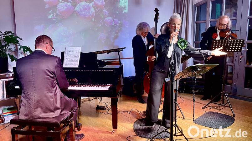 Romy Börner mit ihren Musikern Norbert Ziegler (Klavier), Markus Fritsch (Bass) und Oliver Hien (Geige) unterhielt das Publikum mit Schlagern und Gassenhauern aus den Goldenen Zwanzigern. Bild: Gerhard Krones