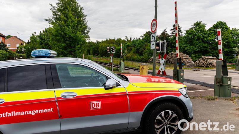 Nach dem Unfall auf dem Bahnübergang in Klardorf stehen Schranke und Rotlicht im Fokus. Zeugen und Daten der Anlage liefern der Polizei wichtige Erkenntnisse. Archivbild: Hösamer