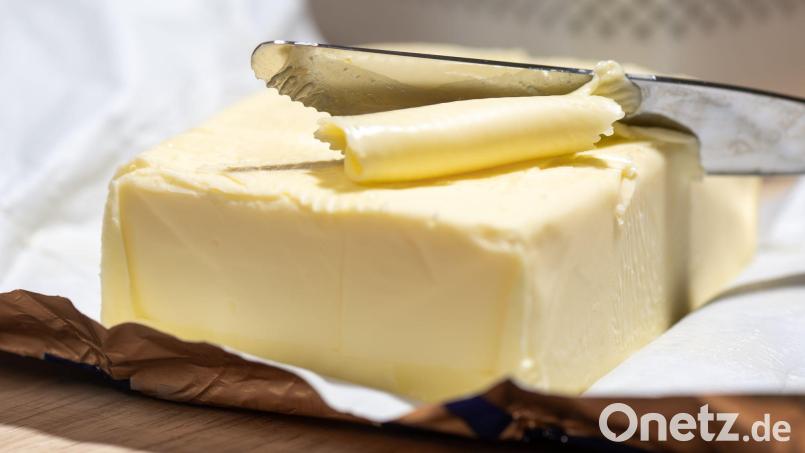 Für Butter müssen Verbraucher nun weniger bezahlen. (Symbolbild) Bild: Hendrik Schmidt/dpa