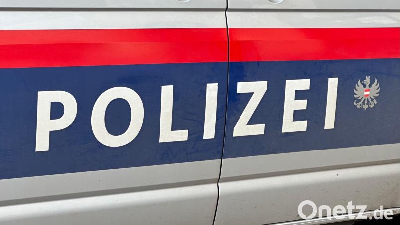 Die Polizei machte sich mit einem Helikopter auf die Suche. (Symbolbild) Bild: Matthias Röder/dpa