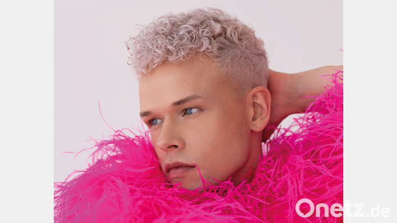 Tobias Born, der queer-feministische Comedian, erobert die Comedy-Szene mit seinem einzigartigen Stil und scharfen Witz. Am 24. Oktober ist er bei der Comedy-Nacht in der Kulturscheune dabei. Bild: Marcel Küfer/exb