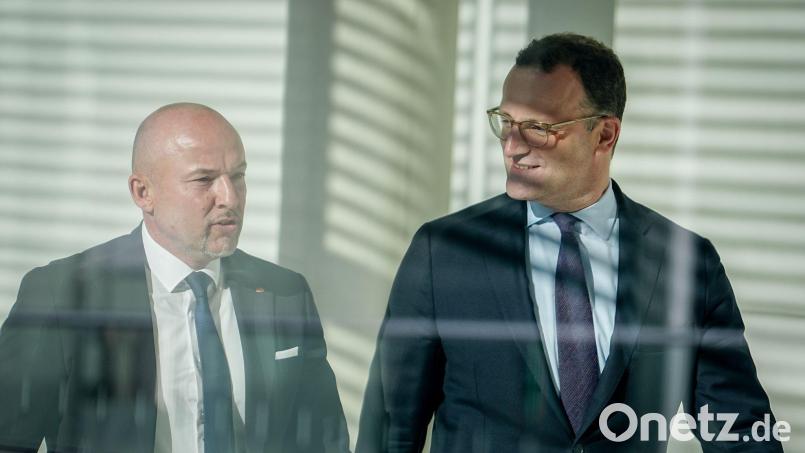 CSU-Landesgruppenchef Alexander Hoffmann, hier mit Jens Spahn, will das Konzert des israelischen Dirigenten Lahav Shani im Konzerthaus Berlin am Abend besuchen. Bild: Kay Nietfeld/dpa