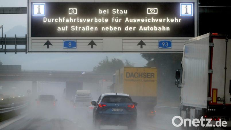 Wie im Landkreis Rosenheim gibt es nun auch im Landkreis Berchtesgadener Land Durchfahrtsverbote in Kommunen entlang der Autobahn 8. Bild: Peter Kneffel/dpa