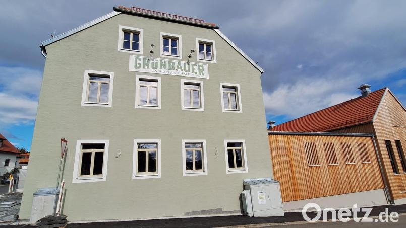 Im Sonnenschein erstrahlt die fertiggestellte Fassade zur Bernsteiner Straße in Premenreuth. Der Schriftzug &quot;Landgasthof Grünbauer&quot; weist auf die Nutzung des Gebäudekomplexes hin. Im Inneren geht es zunächst mit dem Fußboden weiter. Bild: fks