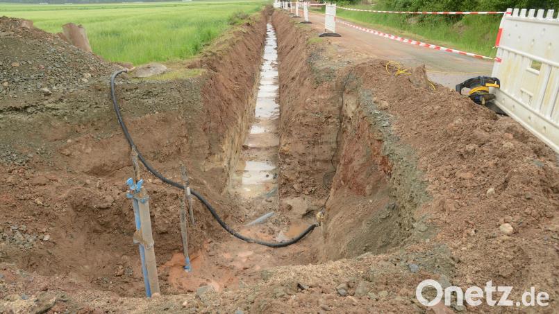 In diesem Graben liegt einer der Gründe für die hohen Wasserpreise von Luhe-Wildenau. Hier entstand in den vergangenen Monaten - nach mehreren Rohrbrüchen - die neue Leitung zwischen den Ortsteilen Neudorf und Neuersdorf. Archivbild: bey