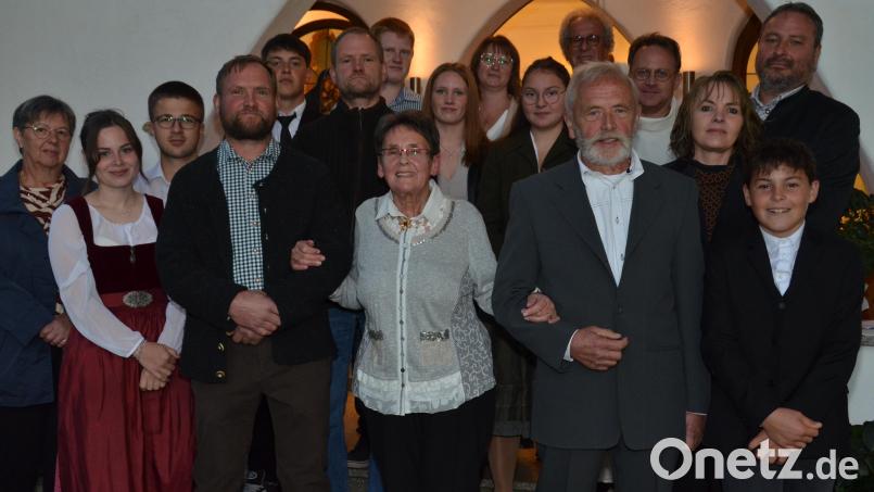 Ein großes Fest ihrer 50 Jahre währenden Liebe haben Helmut und Christa Wildenauer mit ihren Kindern und Enkeln in der hauseigenen St.-Christophorus-Kapelle gefeiert. Bild: dob
